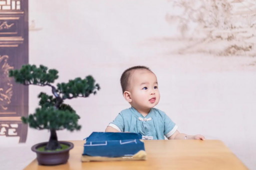 阿里怀孕肚子中间凹两边凸